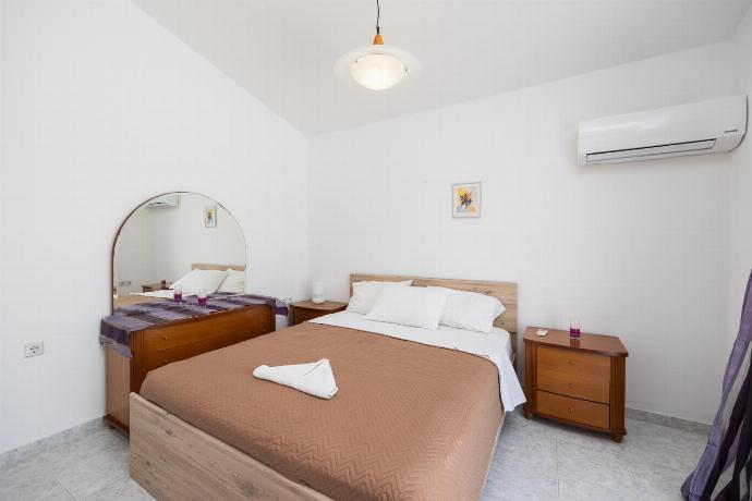 Double bedroom with A/C with sea views . - Villa Sunset . (Photo Gallery) }}