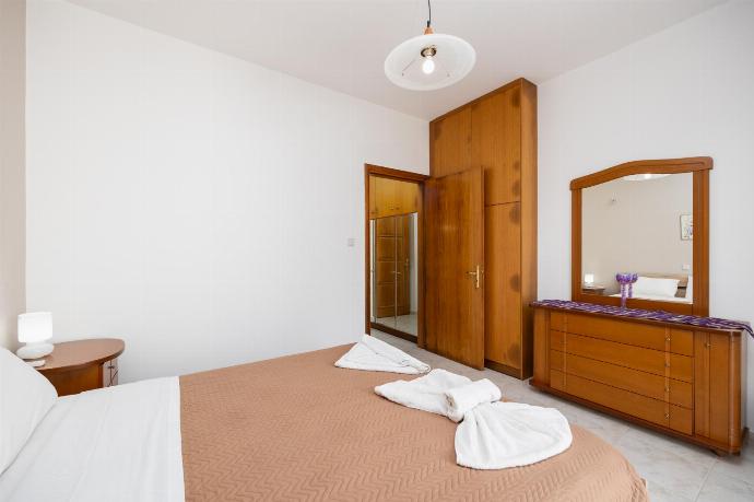 Double bedroom with en suite bathroom and A/C . - Villa Sunset . (Photo Gallery) }}