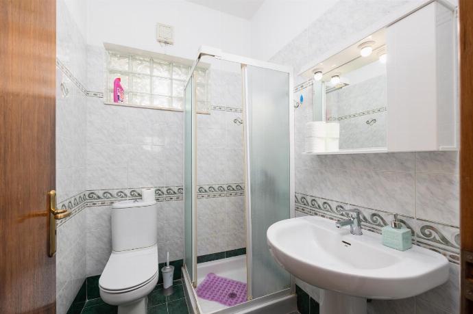 En suite bathroom with shower . - Villa Sunset . (Photo Gallery) }}