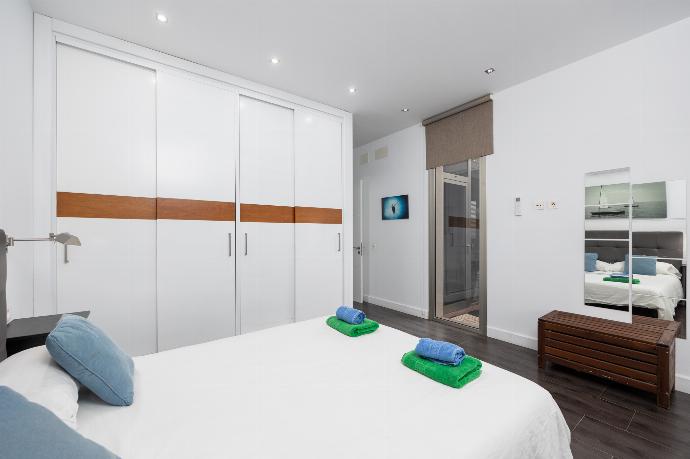 Double bedroom with en suite bathroom and A/C . - Villa Sal Marina . (Photo Gallery) }}