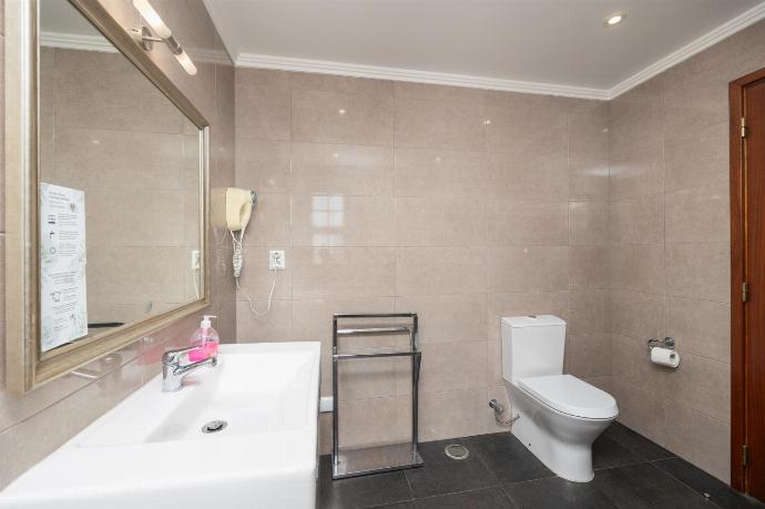 En suite bathroom with shower . - Villa Gemini . (Photo Gallery) }}