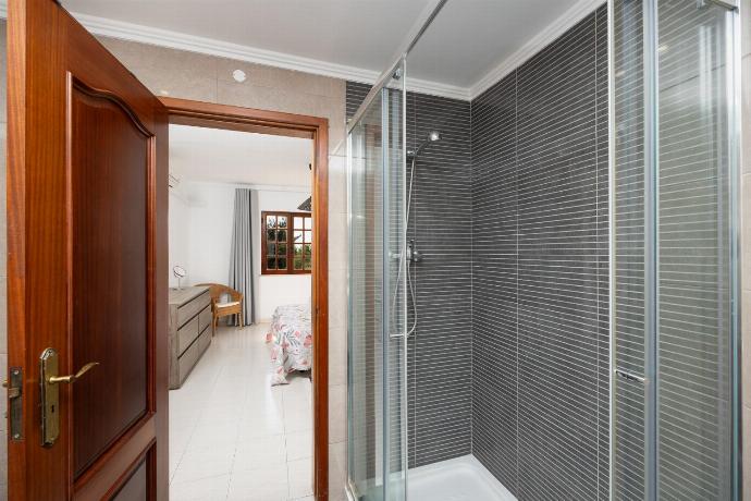En suite bathroom with shower . - Villa Gemini . (Photo Gallery) }}