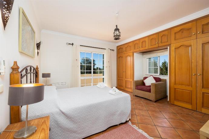 Double bedroom with en suite bathroom . - Quinta Monte dos Avos . (Photo Gallery) }}