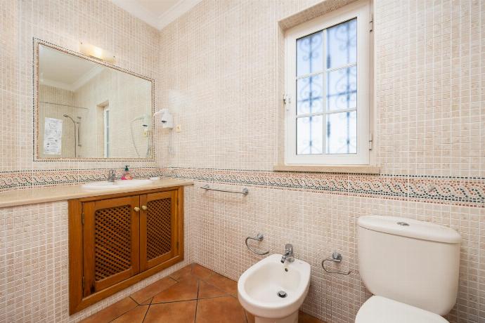 En suite bathroom with bath and shower . - Quinta Monte dos Avos . (Photo Gallery) }}
