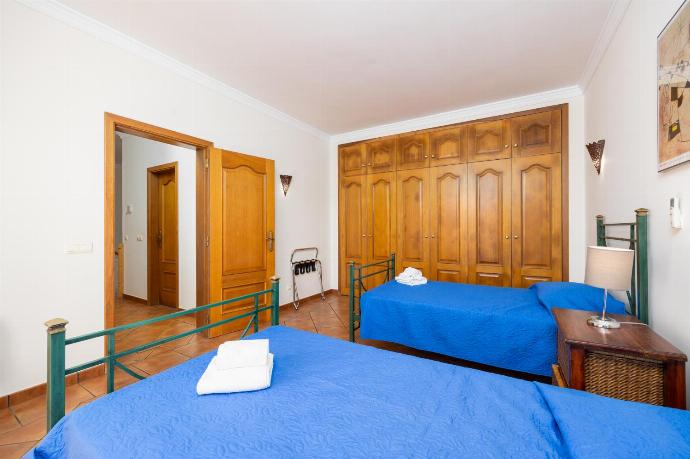 Twin bedroom . - Quinta Monte dos Avos . (Photo Gallery) }}