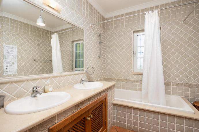 Family bathroom with bath and shower . - Quinta Monte dos Avos . (Photo Gallery) }}