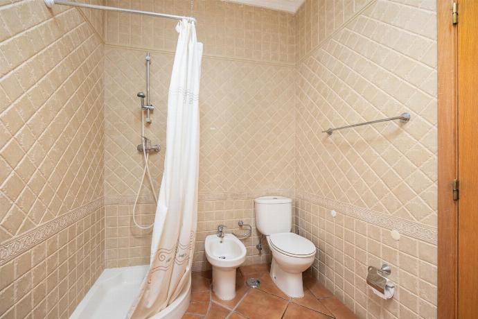 Family bathroom with shower . - Quinta Monte dos Avos . (Photo Gallery) }}