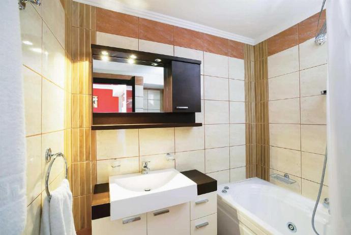 En suite bathroom with bath . - Villa Naisy . (Photo Gallery) }}