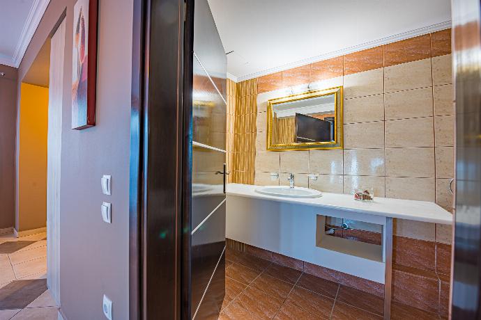 En suite bathroom with shower . - Villa Dimi . (Photo Gallery) }}