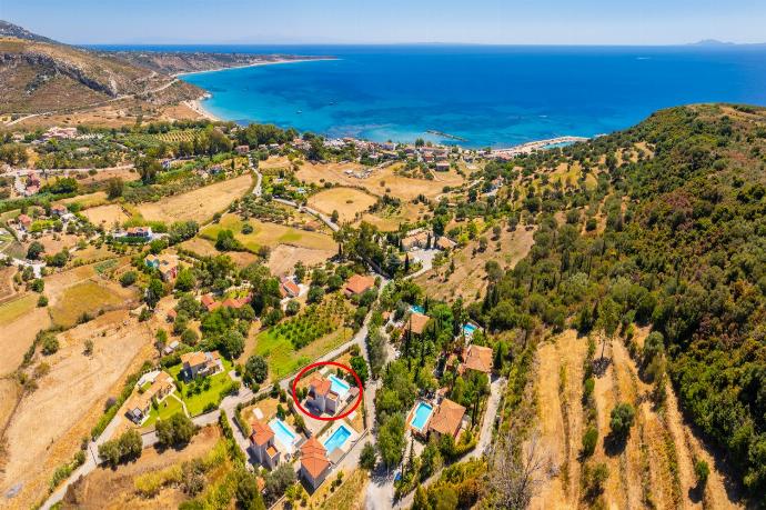 Aerial view showing location of Villa Kostis . - Villa Kostis . (Galerie de photos) }}