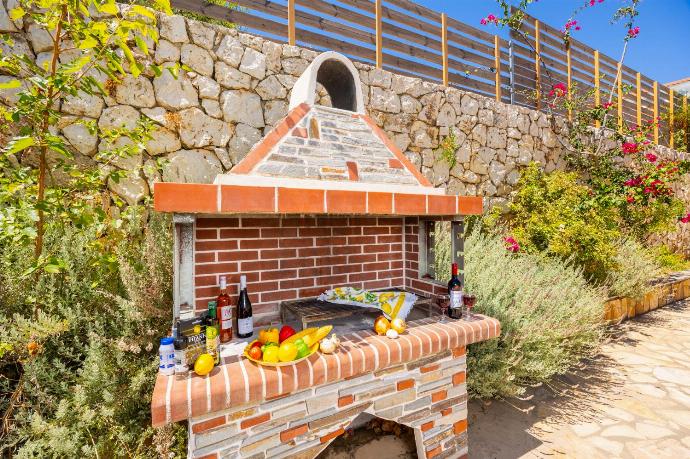 Terrace area with BBQ . - Villa Kostis . (Galería de imágenes) }}