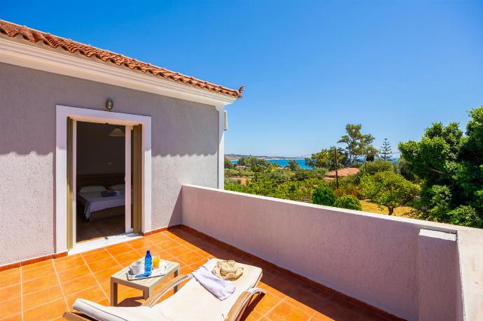 Upper terrace area with sea views . - Villa Kostis . (Galerie de photos) }}