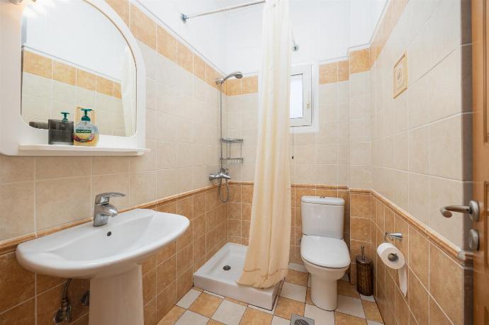 Family bathroom with shower . - Villa Kostis . (Galleria fotografica) }}