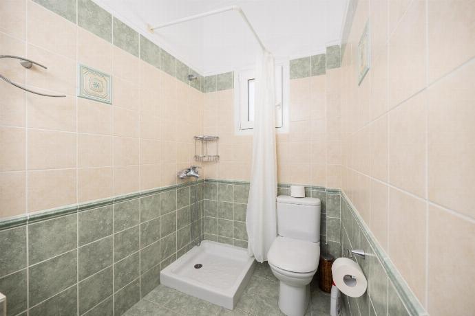 Family bathroom with shower . - Villa Kostis . (Galería de imágenes) }}