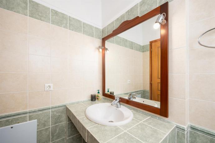 Family bathroom with shower . - Villa Kostis . (Fotogalerie) }}