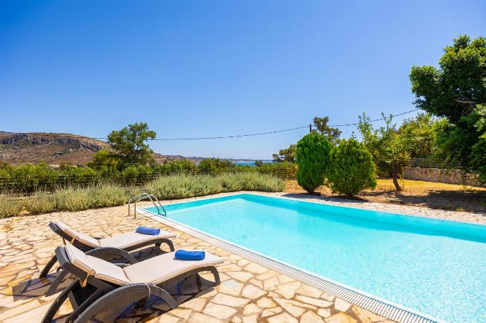 Private pool and terrace . - Villa Kostis . (Galería de imágenes) }}