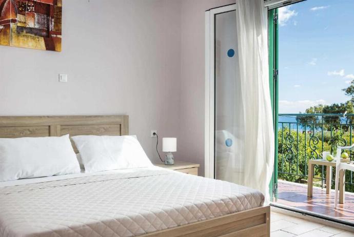 Double bedroom with terrace access with panoramic sea views . - Villa Olga . (Photo Gallery) }}