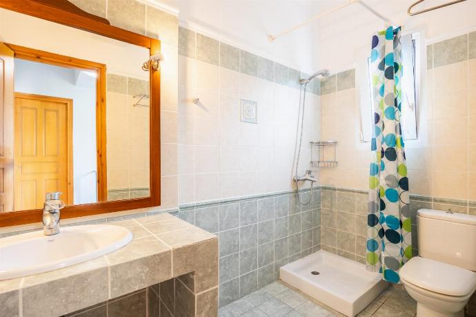 Family bathroom with shower . - Villa Olga . (Photo Gallery) }}