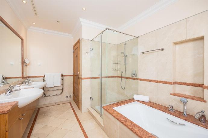 En suite bathroom with bath and shower . - Villa Monte Rei . (Photo Gallery) }}