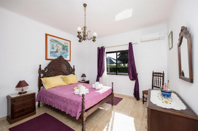 Double bedroom with en suite bathroom and A/C . - Casa Das Areias . (Photo Gallery) }}