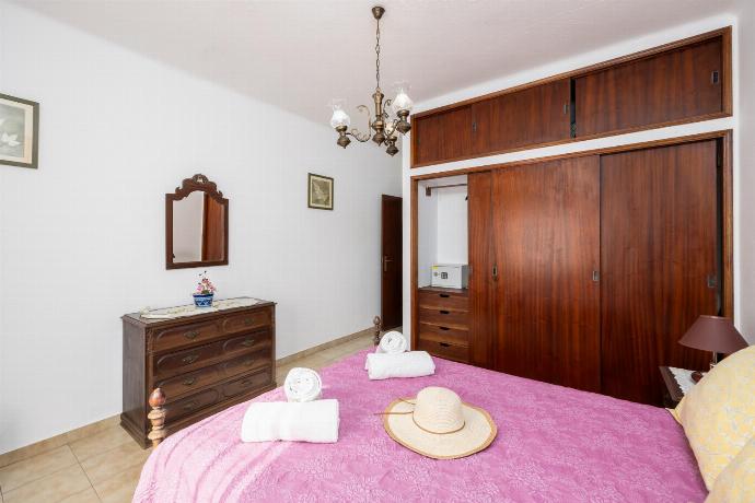 Double bedroom with en suite bathroom and A/C . - Casa Das Areias . (Photo Gallery) }}