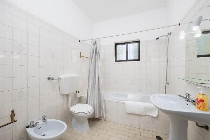 En suite bathroom with bath and shower . - Casa Das Areias . (Photo Gallery) }}