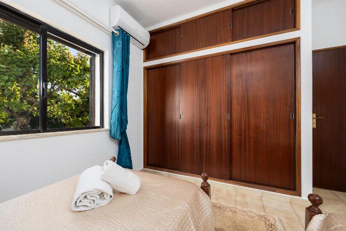 Twin bedroom with A/C . - Casa Das Areias . (Photo Gallery) }}