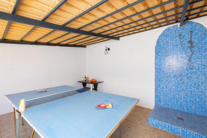 Sheltered terrace with table tennis and outdoor shower . - Villa Sol Nascente . (Photo Gallery) }}