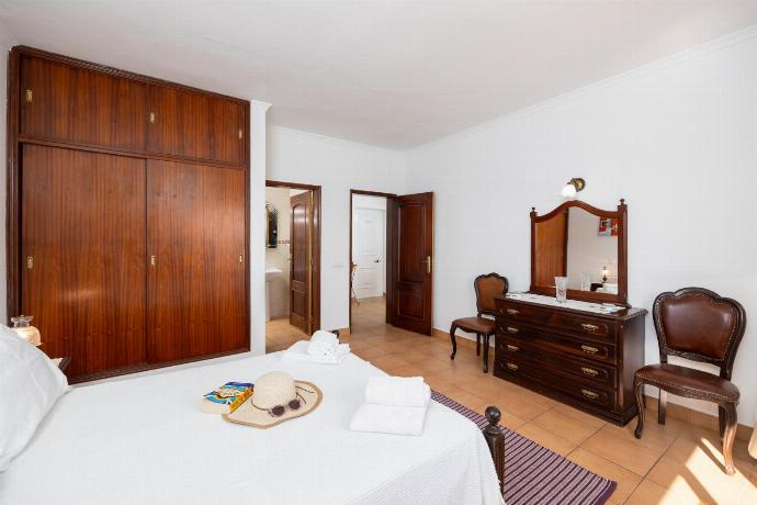 Double bedroom with en suite bathroom and A/C . - Villa Sol Nascente . (Photo Gallery) }}