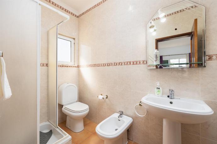 En suite bathroom with shower . - Villa Sol Nascente . (Photo Gallery) }}