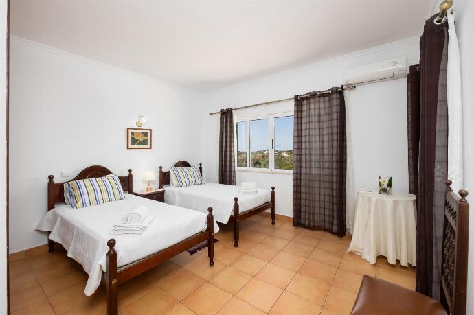 Twin bedroom with en suite bathroom and A/C . - Villa Sol Nascente . (Photo Gallery) }}