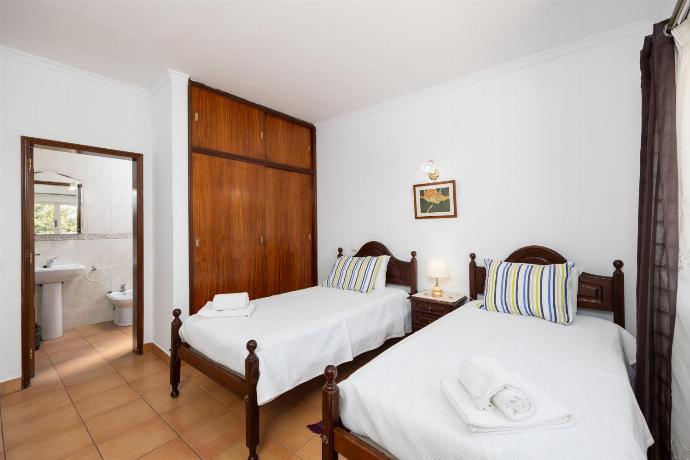 Twin bedroom with en suite bathroom and A/C . - Villa Sol Nascente . (Photo Gallery) }}
