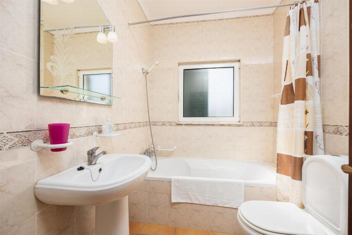 Family bathroom with bath and shower . - Villa Sol Nascente . (Photo Gallery) }}