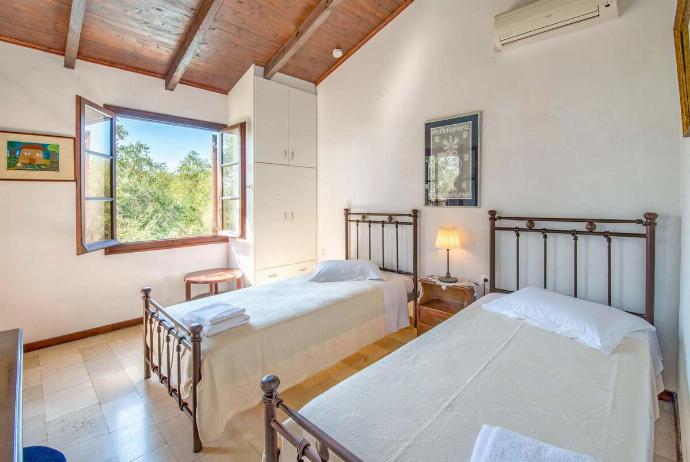 Twin bedroom . - Villa Alkyon . (Photo Gallery) }}