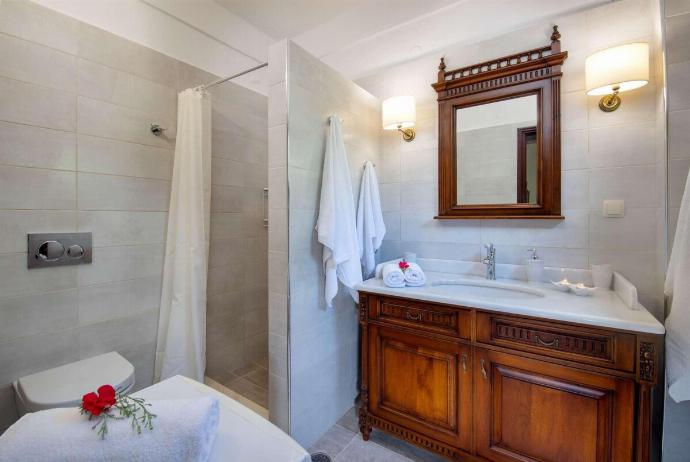 En suite bathroom with shower . - Villa Alkyon . (Photo Gallery) }}