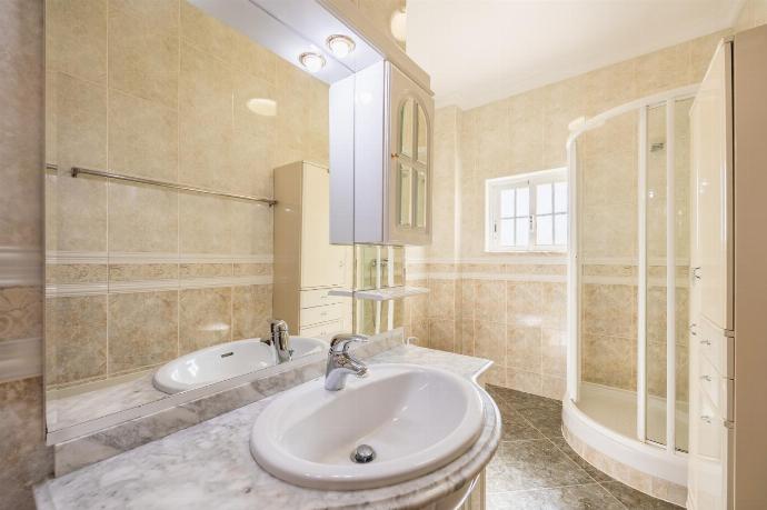 Family bathroom with shower . - Villa Marlene . (Photo Gallery) }}
