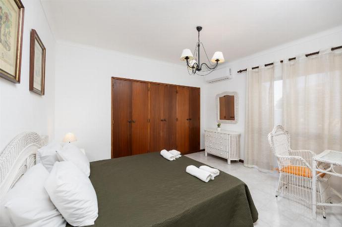 Double bedroom with en suite bathroom and A/C . - Villa Cavaco . (Photo Gallery) }}