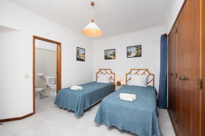 Twin bedroom with en suite bathroom and A/C . - Villa Cavaco . (Photo Gallery) }}