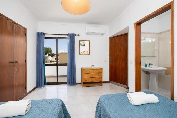 Twin bedroom with en suite bathroom and A/C . - Villa Cavaco . (Photo Gallery) }}