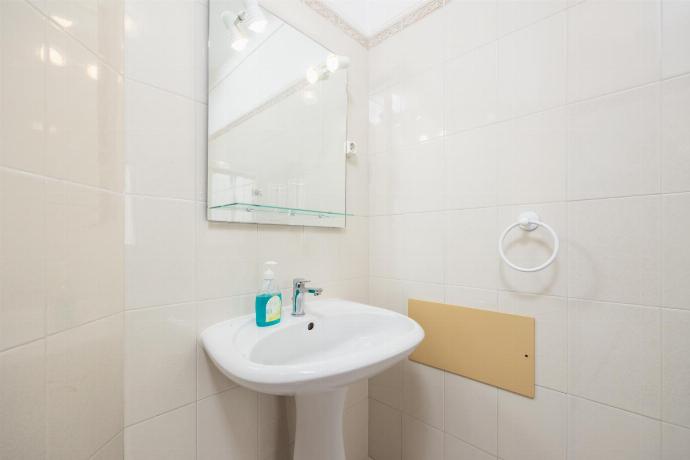 En suite bathroom with bath and shower . - Villa Cavaco . (Photo Gallery) }}