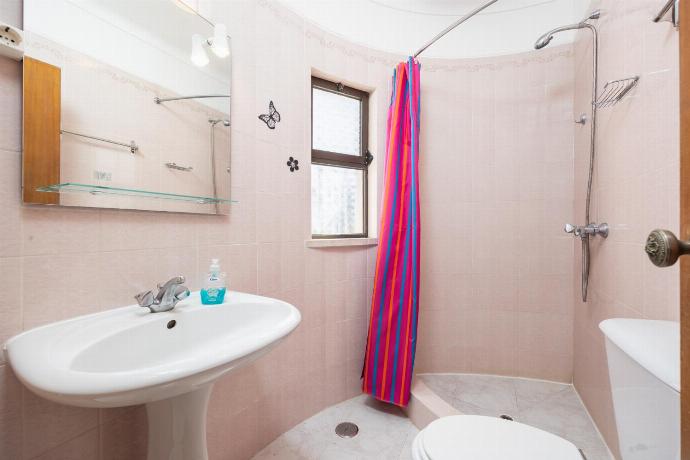En suite bathroom with shower . - Villa Cavaco . (Photo Gallery) }}
