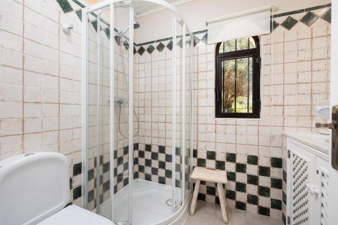 Family bathroom with shower . - Villa Irene . (Photo Gallery) }}
