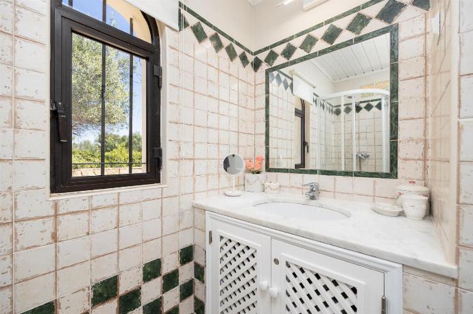 Family bathroom with shower . - Villa Irene . (Photo Gallery) }}