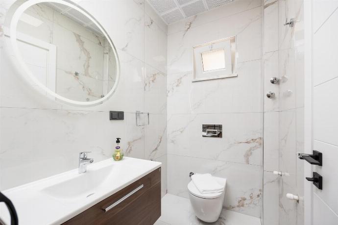 En suite bathroom with shower . - Villa Central . (Photo Gallery) }}