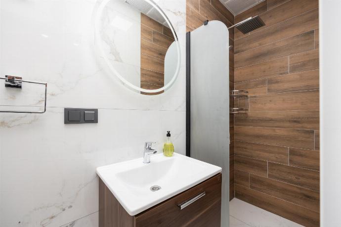 En suite bathroom with shower . - Villa Central . (Photo Gallery) }}