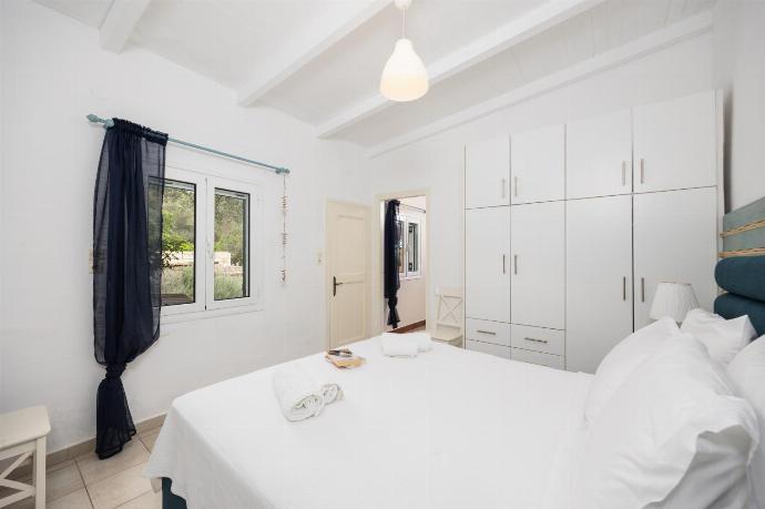 Double bedroom with en suite bathroom and A/C . - Levrecchio Beach Cottage . (Photo Gallery) }}