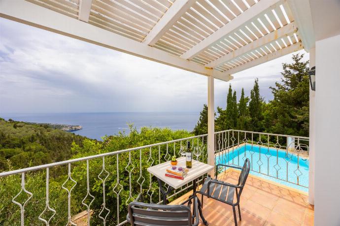 Balcony with sea views . - Villa Gardenia . (Photo Gallery) }}