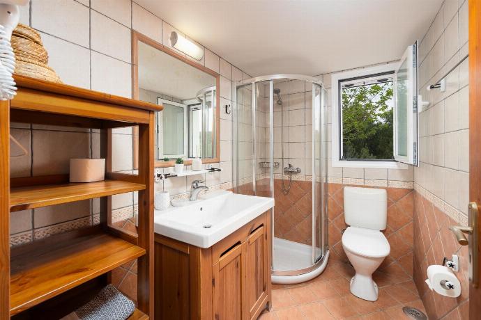 Family bathroom with shower . - Villa Gardenia . (Photo Gallery) }}