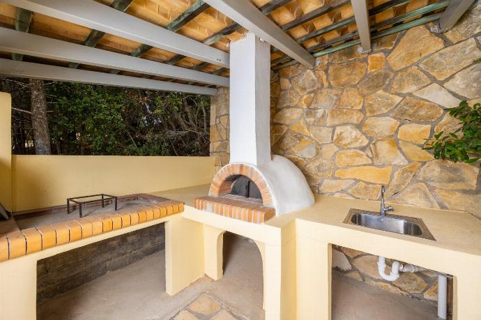 Shelters terrace area with BBQ . - Villa Gardenia . (Photo Gallery) }}