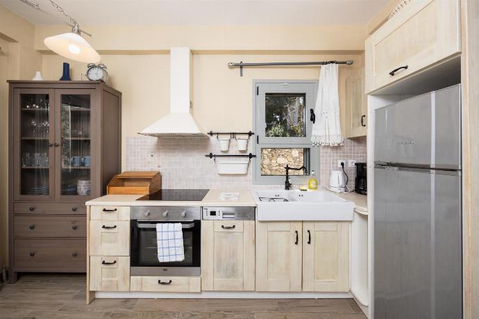Equipped kitchen . - Villa Marmari . (Photo Gallery) }}